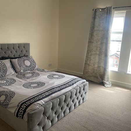 Stylish 1-Bed Apt - Sleeps 4 - Parking - Wifi Manchester Bagian luar foto