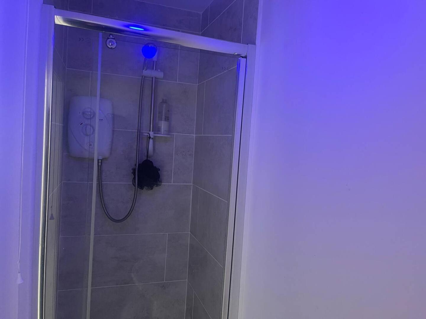 Stylish 1-Bed Apt - Sleeps 4 - Parking - Wifi Manchester Bagian luar foto